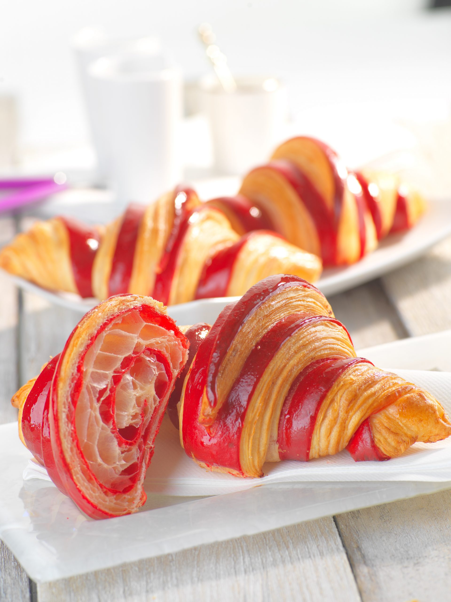 photographie-culinaire-croissant-viennoiserie-alsace Croissants feuilletés rouges photographiés en studio