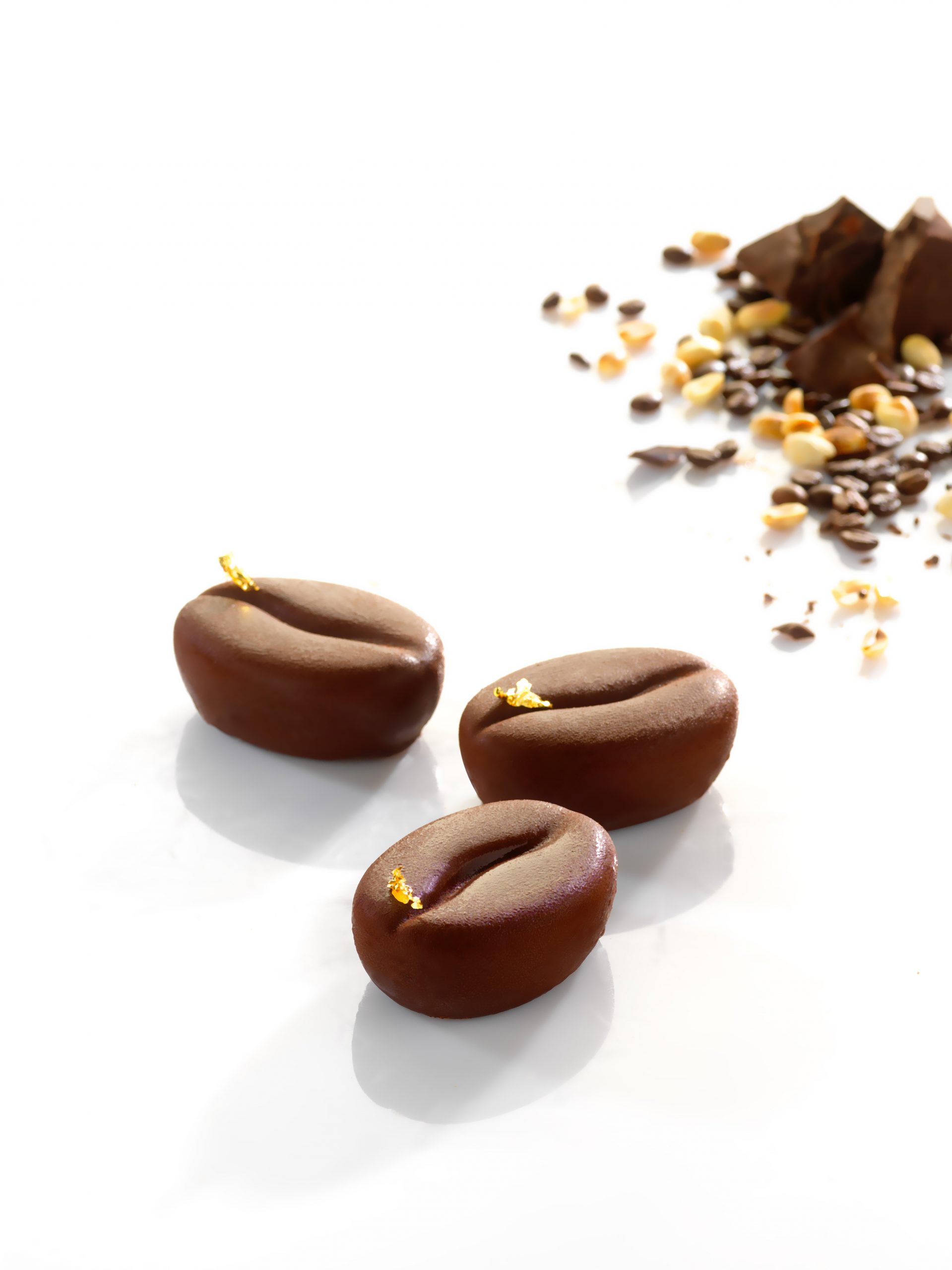 Studio Pygmalion photos culinaire alsace - photos dessert chocolat patisseries Trois bouchées au chocolat décorées de feuille d’or