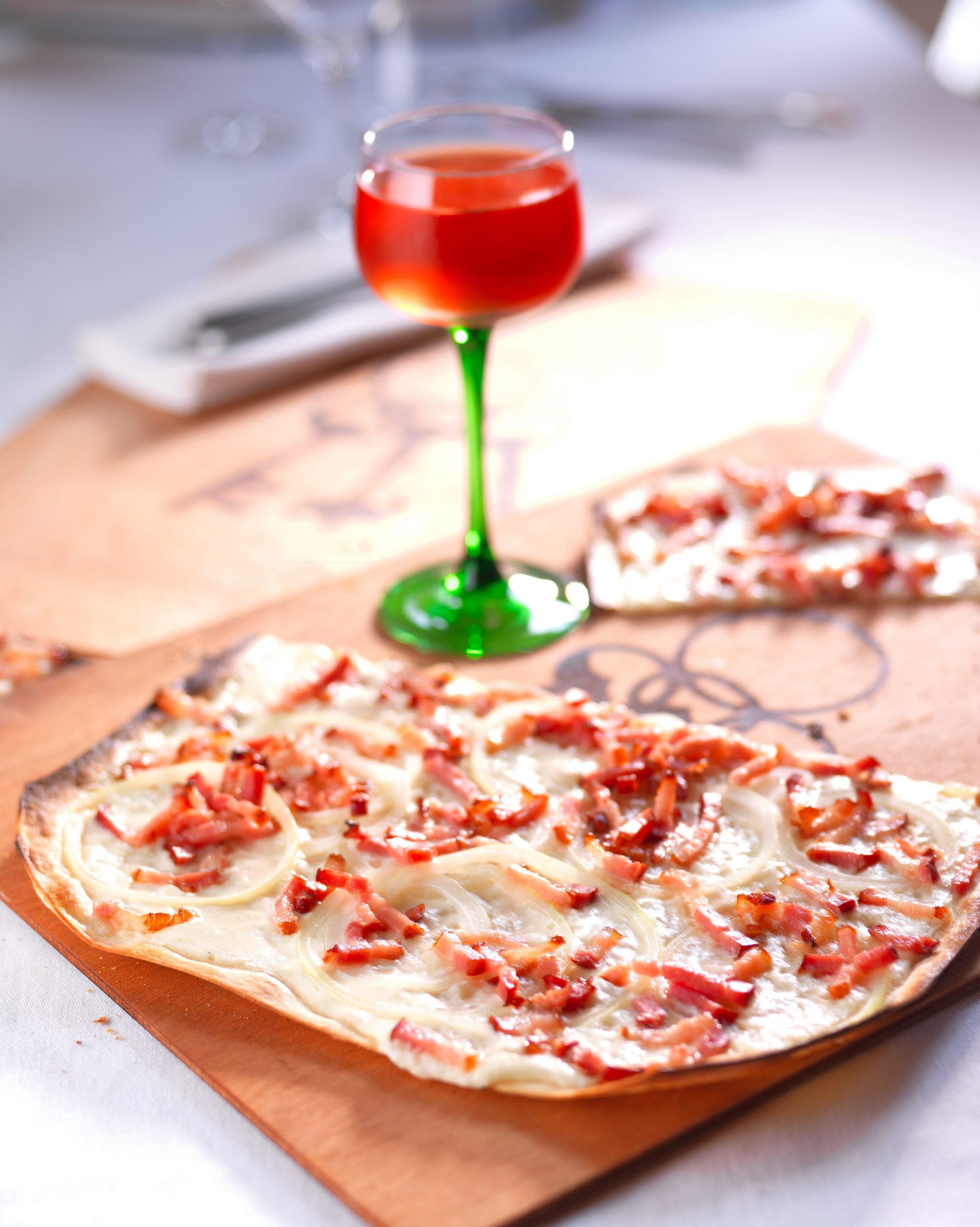 studio-pygmalion- photos culinaire alsace- tarte flambee et rouge d'alsace studio-pygmalion- photos culinaire alsace- tarte flambee et rouge d'alsace