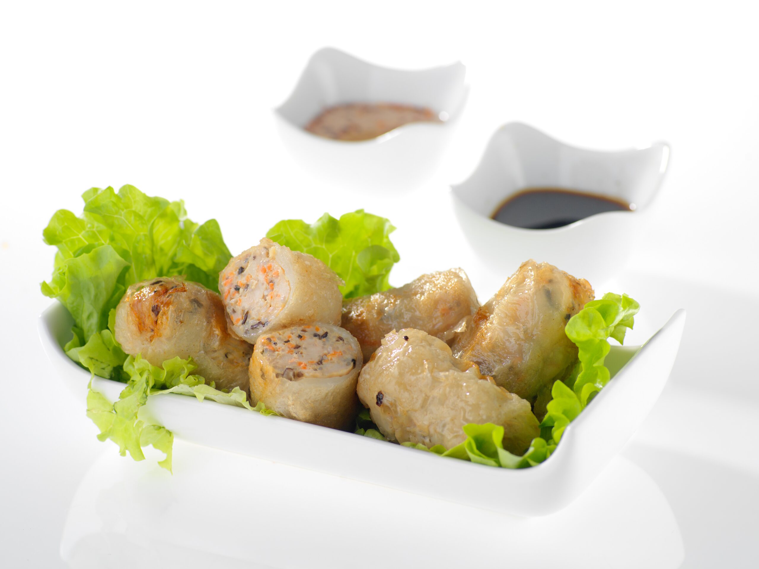photographe-culinaire-gastronomie-alsacienne Photographie culinaire professionnelle d'une composition de spécialités alsaciennes, charcuteries, pâtés en croûte et produits du terroir.