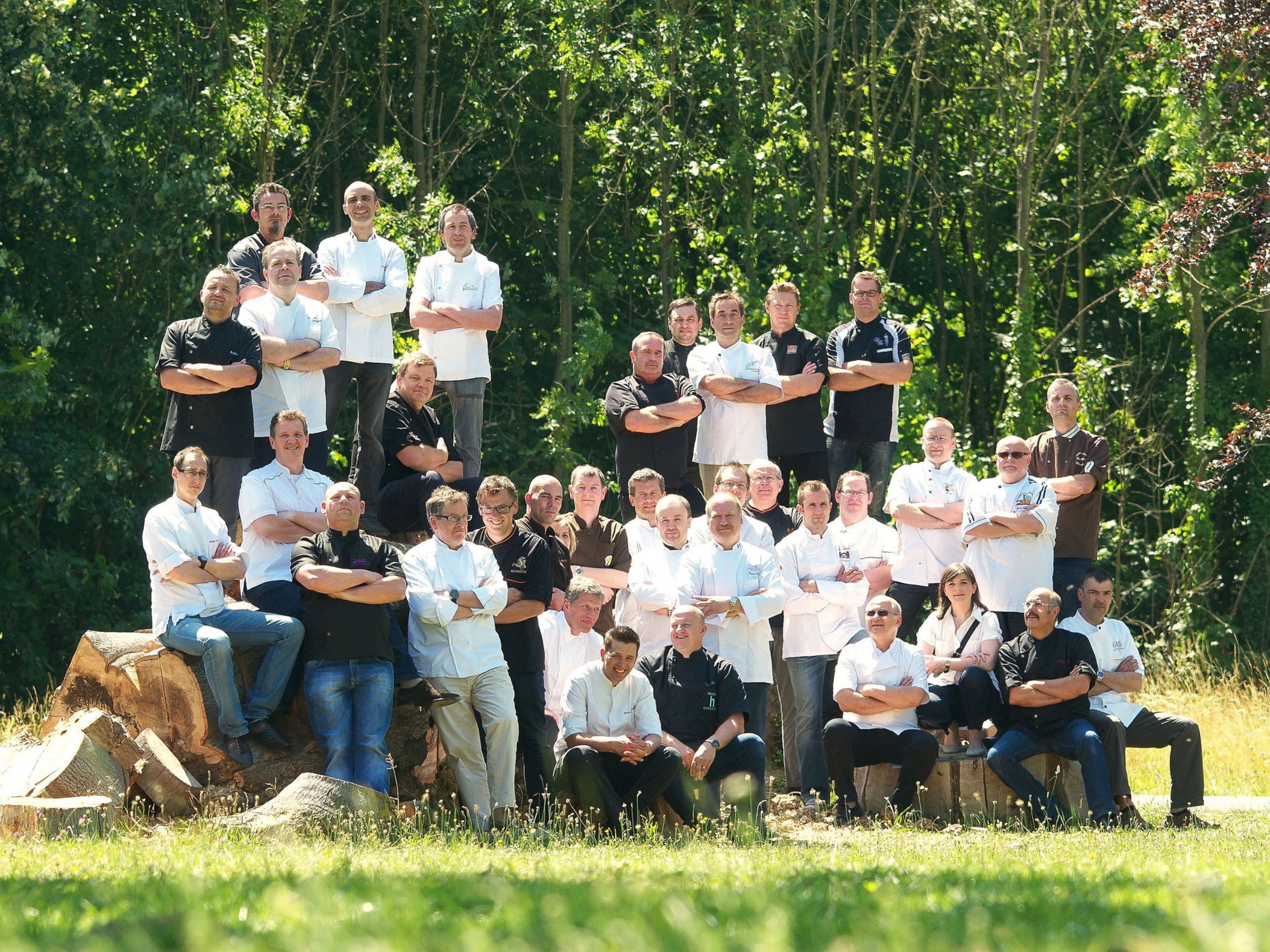photographe-groupe-chefs-cuisiniers-alsace Portrait de groupe de chefs cuisiniers et professionnels de la gastronomie, photographiés en extérieur par Studio Pygmalion.